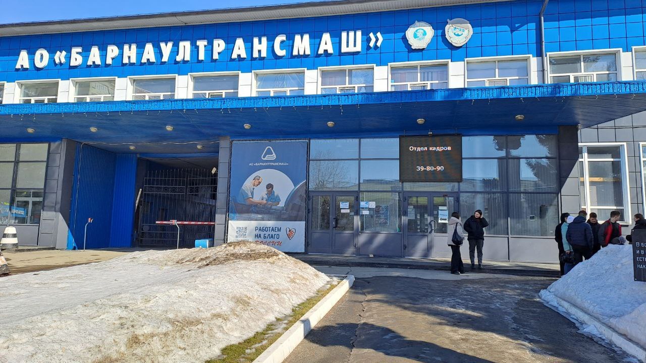 9в класс в рамках профориентационного проекта «Билет в будущее», посетил с экскурсией Барнаульский завод транспортного машиностроения (ТРАНСМАШ)..