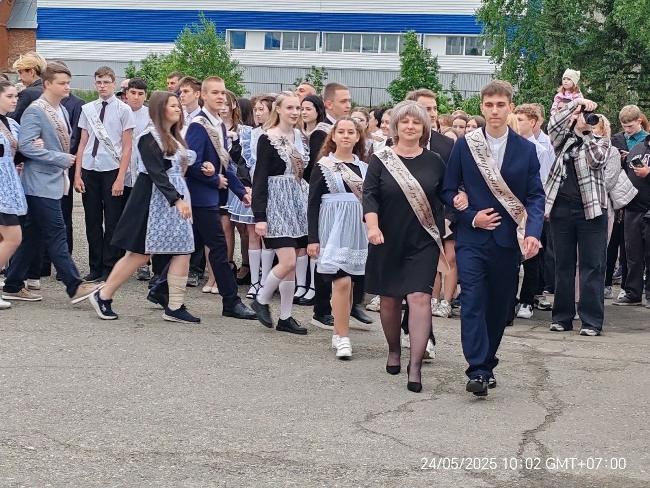 Торжественная линейка, посвященная последнему школьному звонку.